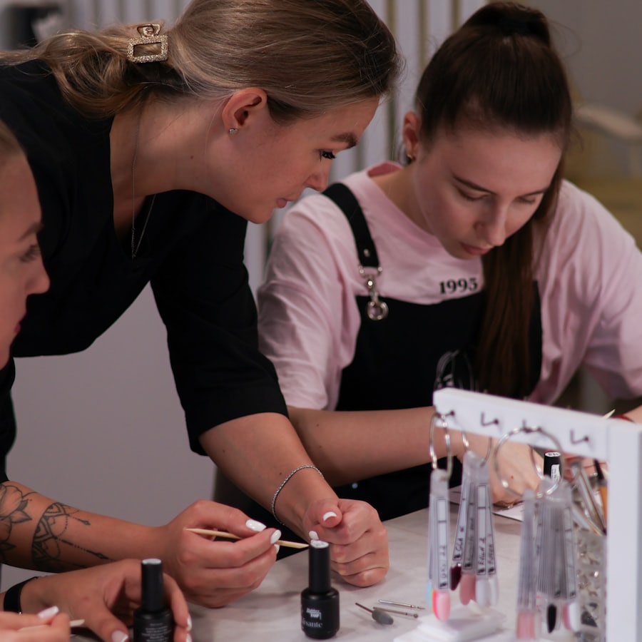 Drie medewerkers overleggen samen aan de werktafel